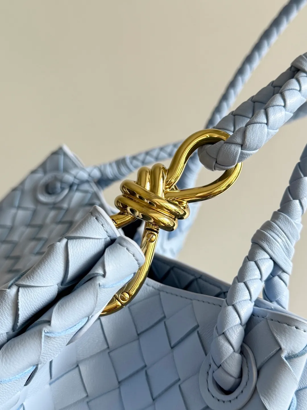 Batch 2660 24 early autumn new model Andiamo Parachute is made of a whole piece of woven leather. It is processed by folding stitching at the four corners. # Craftsmanship and creativity. The large size is atmospheric and practical. One of the must-selects for BV. It has a large space, can hold a computer, the shoulder strap is thick, and the upper shoulder is very comfortable. The large parachute can be carried on the body and can be carried on the body. The upper body is versatile and cute☺️ Style number: 796571 Size: 30*26*20cm